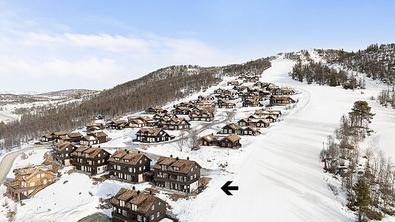 Privatmegleren har gleden av å presentere Listaullii 81! En fantastisk leilighet med alt på en flate, store solrike uteområder, panoramautsikt og ski/inn ut!