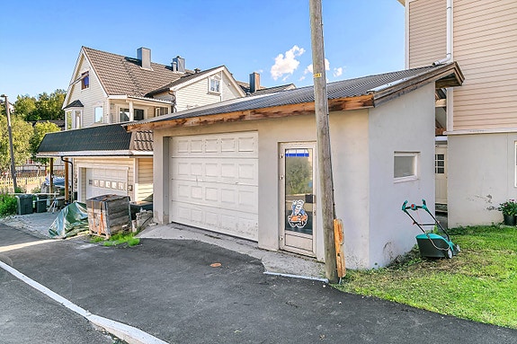 Garasje med plass til bil eller oppbevaring om ønskelig