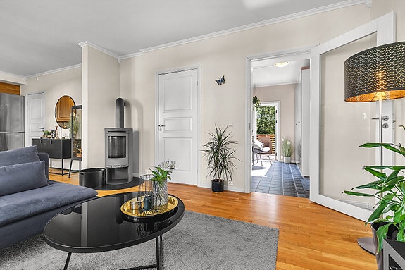 1. etg - Fra gang har du direkte adkomst inn til lys og romslig stue gjennom praktisk og flott glassdør