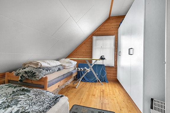 Loftsetasjen - Soverom med skråtak - plass til seng og garderobeløsning
