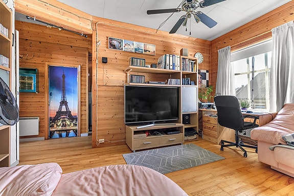 Loftsetasjen - Stuen har store vinduer som slipper inn rikelig med dagslys