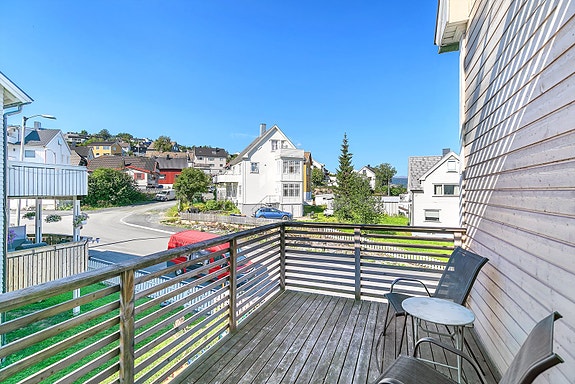 2. etg - Hyggelig balkong med plass til sittegruppe - perfekt sted å nyte morgenkaffen eller kveldssola