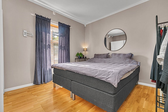 1. etg - Soverom 1 - Romslig hovedsoverom med plass til stor dobbeltseng og godt med naturlig lys fra vinduet