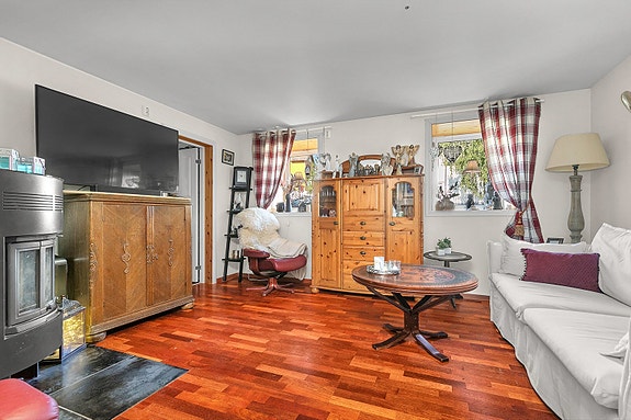 Sokkeletasje - Trivelig stue med vedfyring og plass til sofagruppe - her har du mulighet til å sette ditt personlig preg