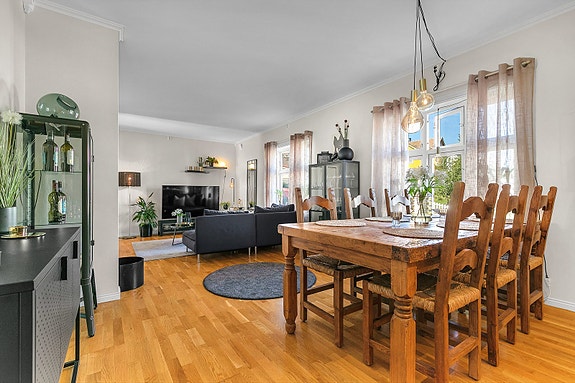 1. etg - Store vinduer som slipper inn rikelig med dagslys og gir en lun og innbydende stemning i rommet