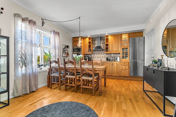 1. etg - Åpen løsning mellom stue og kjøkken gir en sosial og luftig atmosfære