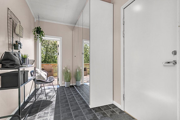 Velkommen inn! Lys og innbydende gang med god garderobeplass for oppbevaring av yttertøy og diverse