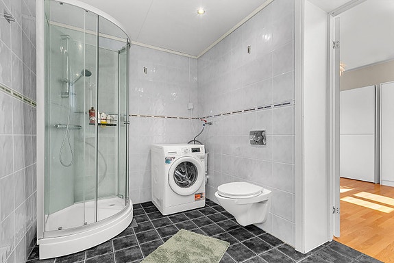 2. etg - Badet er utstyrt med dusjkabinett, toalett og opplegg for vaskemaskin