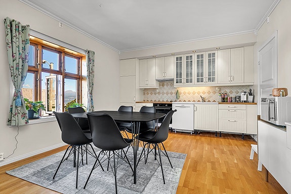 2. etg - Åpen løsning mellom kjøkken og spisestue - perfekt for hyggelige måltider og sosialt samvær