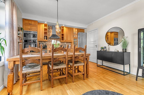 1. etg - God plass til stort spisebord - ideelt for hyggelige familiemiddager og selskap