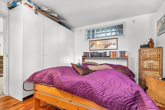 Sokkeletasje - Soverom i kjelleretasjen med plass til både dobbeltseng og garderobeløsning