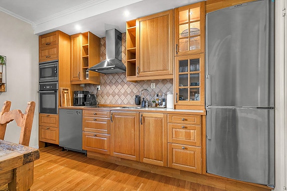 1. etg - Klassisk kjøkken med rikelig skapplass, integrerte hvitevarer og godt arbeidsområde