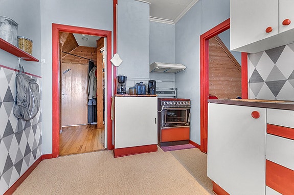 Loftsetasjen - Kjøkken er utstyrt med med komfyr og ventilator - perfekt for bruk som hybel