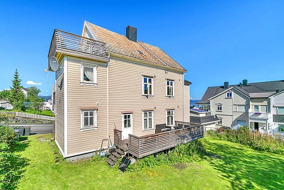 Stor og solrik tomt med terrasse og hage som kan benyttes av beboerne - perfekt for sommerdager og uteliv