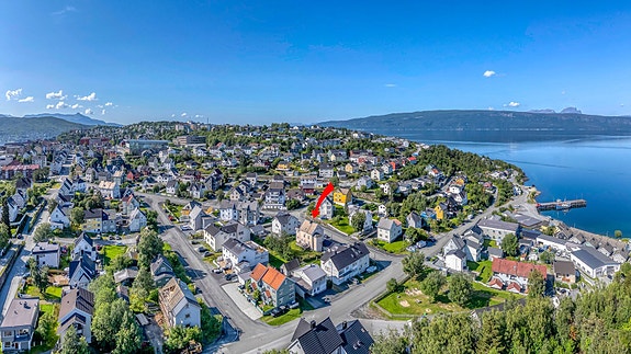 Eiendommen ligger i et trivelig og etablert nabolag med gangavstand til sentrum og daglige fasiliteter