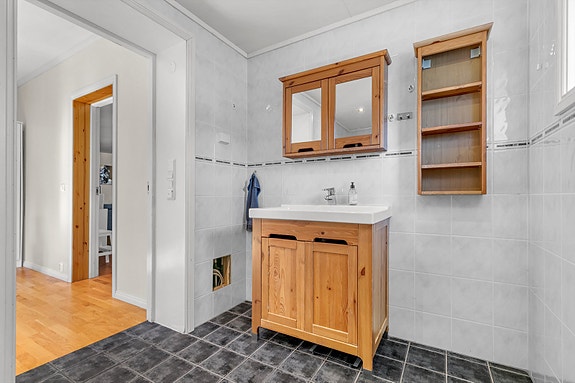 2. etg - Flislagt bad med servant i heltre og speilskap - praktisk og enkelt å holde ryddig