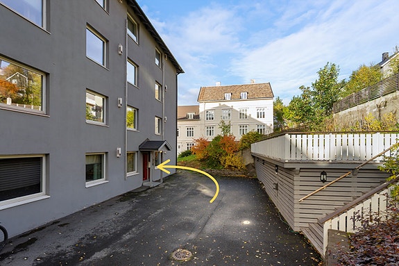 Leiligheten har adkomst via felles inngang på bakkeplan - praktisk og lettvint i hverdagen