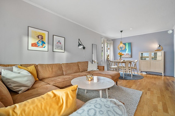 Behagelige fargetoner og gode lysforhold gir rommet en varm og lun stemning. Et rom som innbyr til avslapning og trivsel