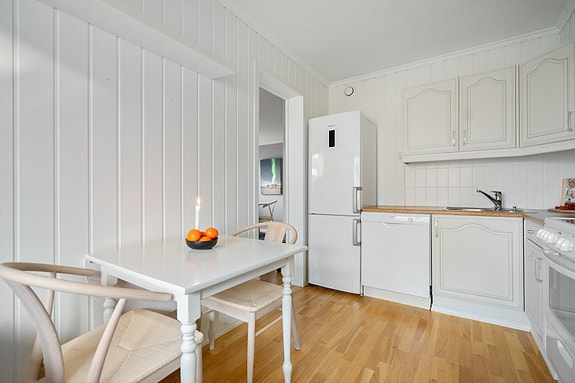 Koselig spiseplass med plass til to-fire personer. Et perfekt sted for morgenkaffen eller rolige middager hjemme