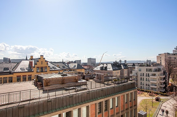Fra terrassen mot Pilestredet Park og Oslo Katedralskole