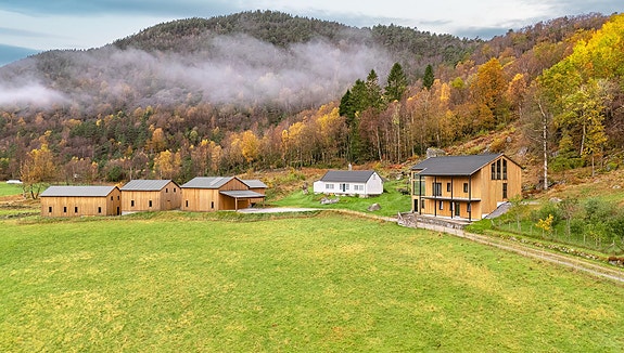 Velkommen til Nedstrandsvegen 1416 - presentert av eiendomsmegler Alexander Kvalevaag Skree v/ Aktiv Eiendomsmegling!
Foto: Panomaxstudio