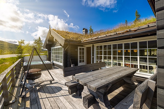 Svært romslig terrasse på hele 44 kvm gir god plass til sittegruppe, grill og jacuzzi. Foto: Henrik Strømstad