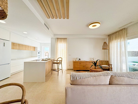 Kun 2 igjen! Nøkkelferdig villa | Privat basseng og takterrasse | Romslig planløsning - 3 soverom og 3 bad