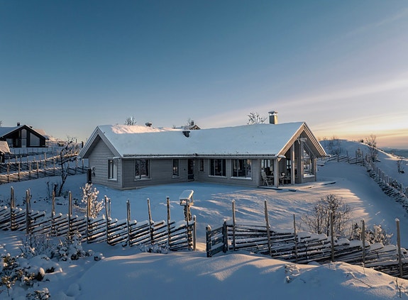 Lokal Eiendomsmegler MNEF/Partner/Økonom - Ådne Holestøl Hognerud ønsker velkommen til flotte Øknevegen 17!