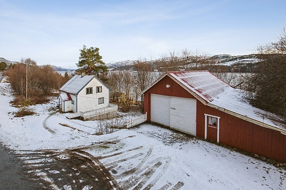 EiendomsMegler 1 v Anbjørn Ulseth presenterer Mjosundvegen 1164. Foto: EFKT (Vilde Dahl)