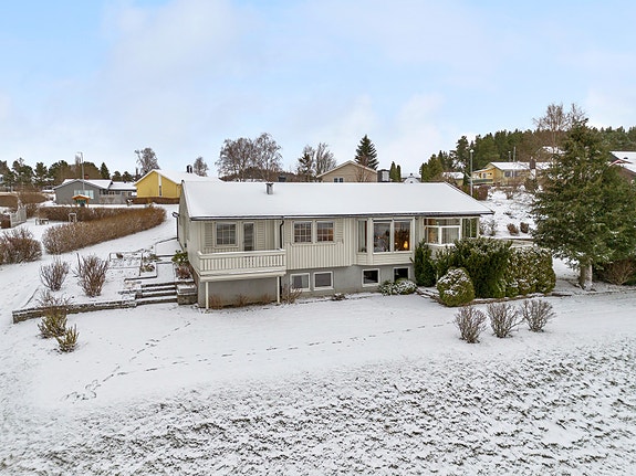 Velkommen til Tuvskogvegen 3, presentert av EiendomsMegler 1 v/ Sigve Haugdahl. Foto ELW Media (Espen Wåde)