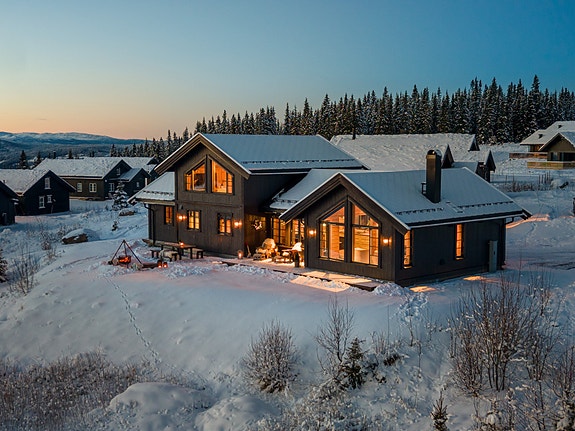 Nyere (2018), rålekker hytte med flott beliggenhet i en blindvei i rolige og naturskjønne omgivelser på Lisetra med nærhet til Hafjell alpinsenter.