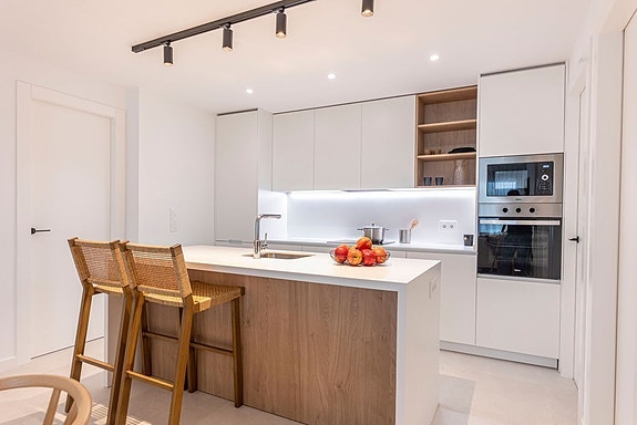 Nybygg! Leilighet med hage og terrasse - Flott fellesområde med basseng - Parkering