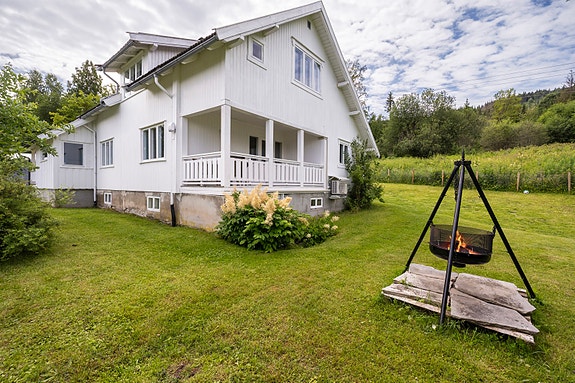 Tomten ligger flat/skrånende i terrenget. Tomten er opparbeidet med plen og diverse beplantning.