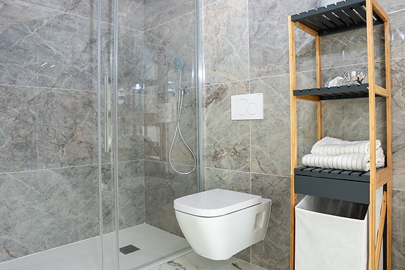 Nybygg! villa med stor underetasje - 5 soverom og privat basseng - Attraktiv beliggenhet - Møblert!