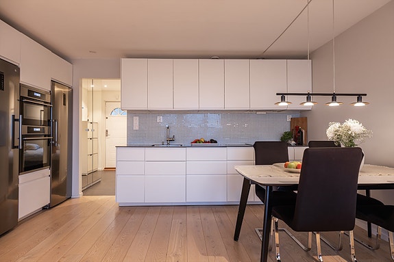 Velkommen til Åsbråtstien 18 - Boligen presenteres av Kristoffer ved Nordvik Nordstrand. Foto: MayVeronikaMoen