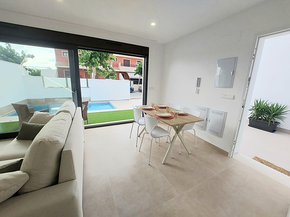 Nøkkelferdig! Rekkehus med 3 soverom og 2 bad | Uteplass med eget privat basseng | Takterrasse | Møblert!