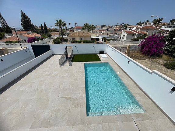 Eksklusiv villa klar for innflytting | 3 soverom og 4 bad | Stor uteplass, basseng og romslig kjeller/garasje