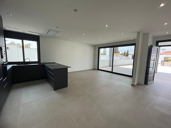 Eksklusiv villa klar for innflytting | 3 soverom og 4 bad | Stor uteplass, basseng og romslig kjeller/garasje