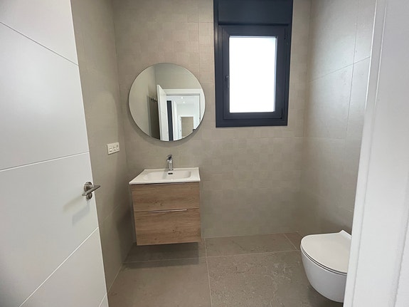 Eksklusiv villa klar for innflytting | 3 soverom og 4 bad | Stor uteplass, basseng og romslig kjeller/garasje