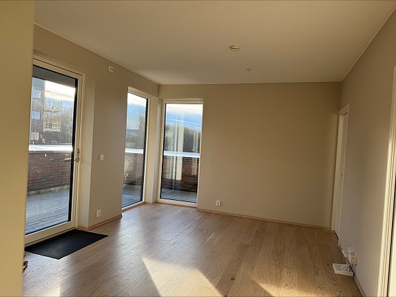 Store vindu som slipper inn naturlig lys