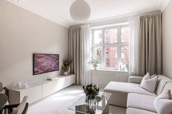 Velkommen til Bjerregaards gate 68C, presentert av Ingrid Svenneby-Opsahl v/EIE Valkyrien. Foto: Joakim Karlsen | @joakimfoto.