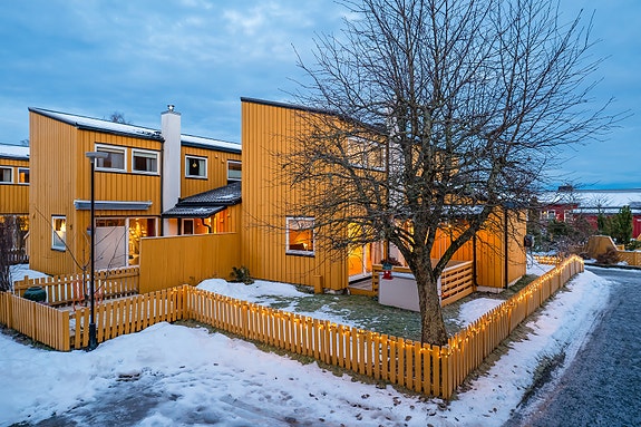 Gjennomgående oppusset familiebolig på Flatåsen. Boligen har en attraktiv og familievennlig beliggenhet med nærhet til skole, barnehage og flotte turområder.