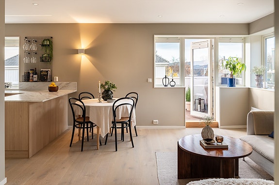 Aktiv Eiendomsmegling v/Vebjørn Nybrott har gleden av å presentere Øvre Bergsvingen 9 - En renovert leilighet som holder følgelig en meget høy og lekker standard. Foto v/Oscar Stoltenberg.