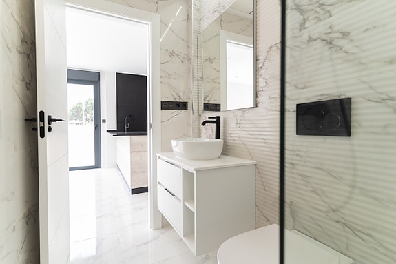 Råflott villa med 4 soverom, privat basseng og takterrasse - 700 m til strand