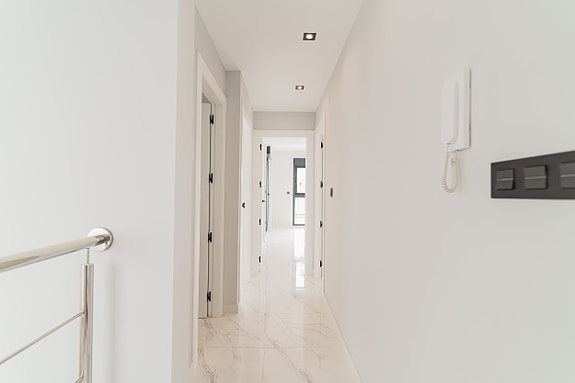 Råflott villa med 4 soverom, privat basseng og takterrasse - 700 m til strand