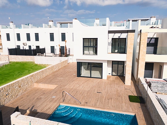 Råflott villa med 4 soverom, privat basseng og takterrasse - 700 m til strand