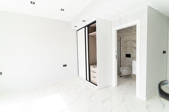 Råflott villa med 4 soverom, privat basseng og takterrasse - 700 m til strand