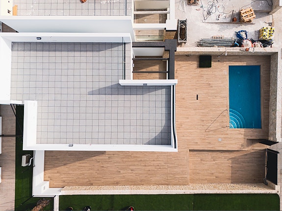 Råflott villa med 4 soverom, privat basseng og takterrasse - 700 m til strand