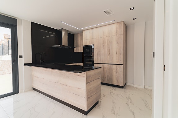 Råflott villa med 4 soverom, privat basseng og takterrasse - 700 m til strand