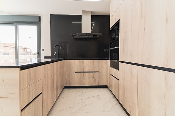 Råflott villa med 4 soverom, privat basseng og takterrasse - 700 m til strand